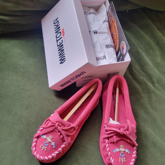 Minnetonka Kids Pink Moccasins with Beaded Accents - Picture 2 of 6